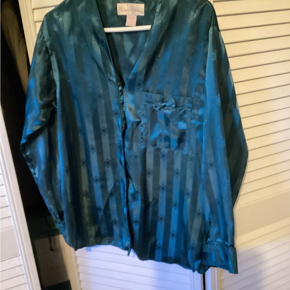 Chelsea’s Collection ladies long sleeve satin striped pajamas, size medium - Picture 10 of 10